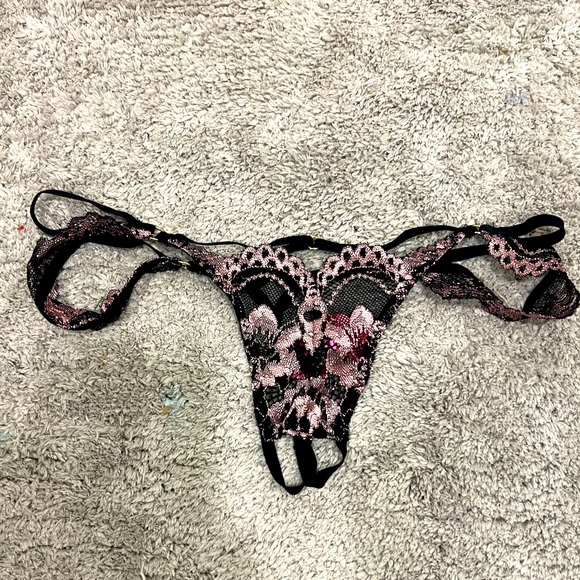 Small La Senza Thong - Picture 1 of 3